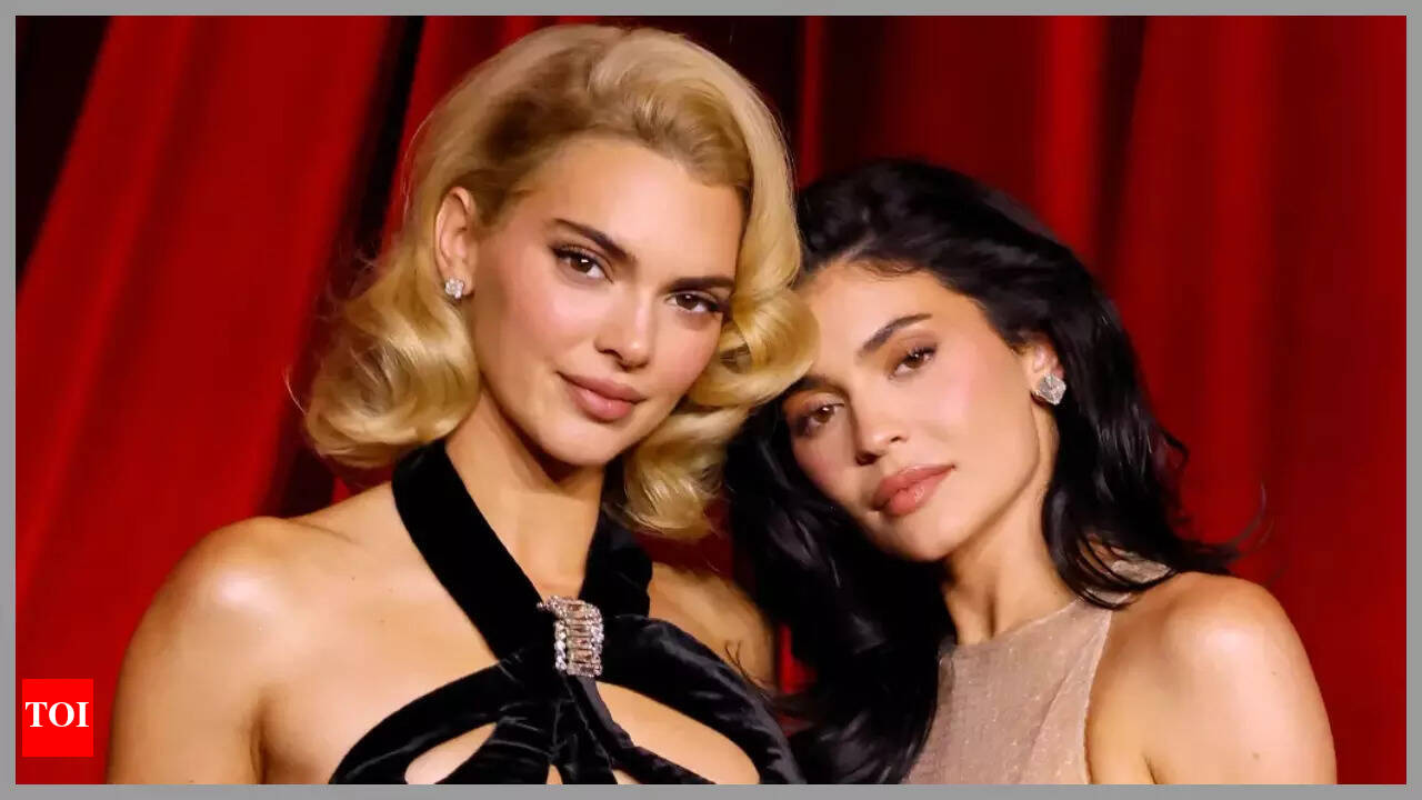 Kylie & Kendall Jenner サイン￼！Kardashians Kylie Jenner playfully declares she's 'better' than Kendall Jenner