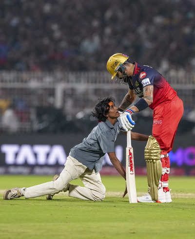 WATCH: Virat Kohli fan breaches security to touch RCB's star feet after fifty vs KKR