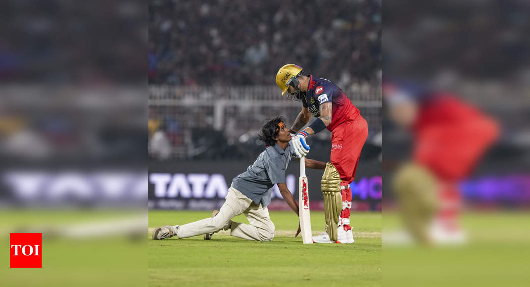 WATCH: Kohli fan breaches security to touch RCB star's feet