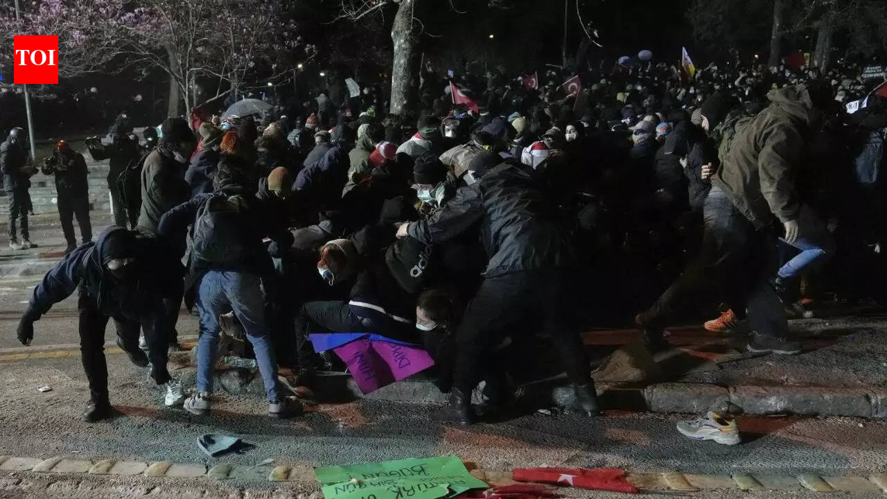 Protesters, police clash as thousands rally against Imamoglu’s arrest ...