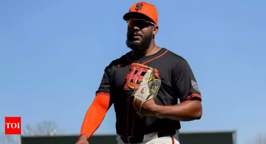 Jerar Encarnación sidelined as Giants season begins due to broken left hand