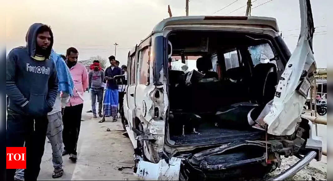 4 teenagers die as SUV hits road divider in Begusarai | Patna News ...