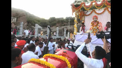 Padayatra held on 22nd death anniversary of former Gavi mutt seer