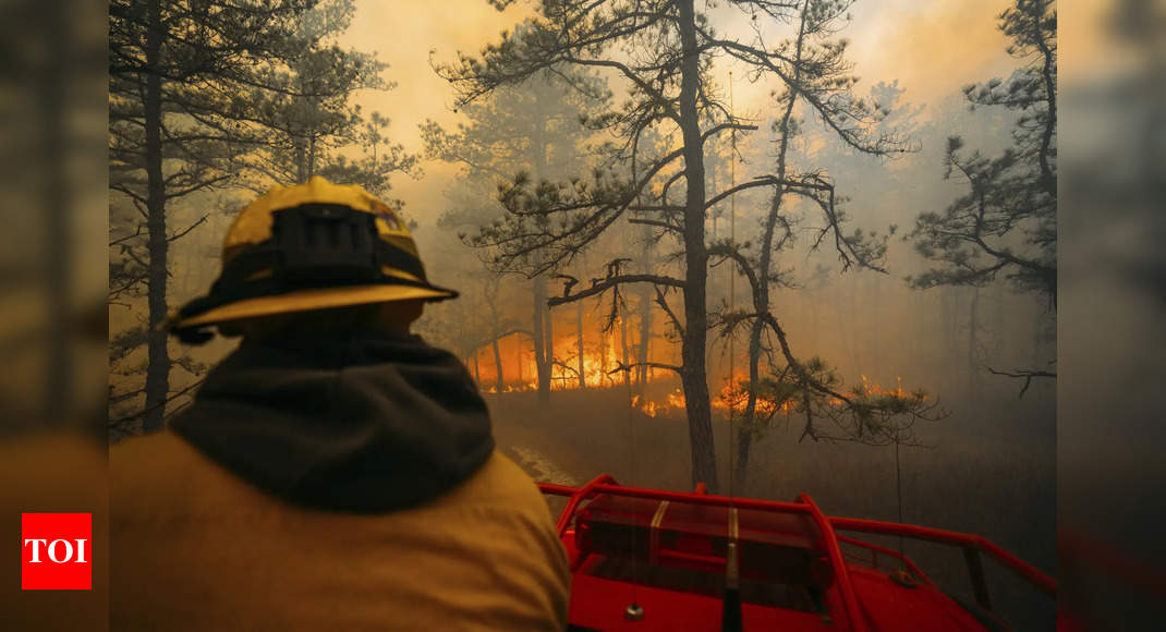 Wildfire continue to burn North and South Carolina, forcing people to flee