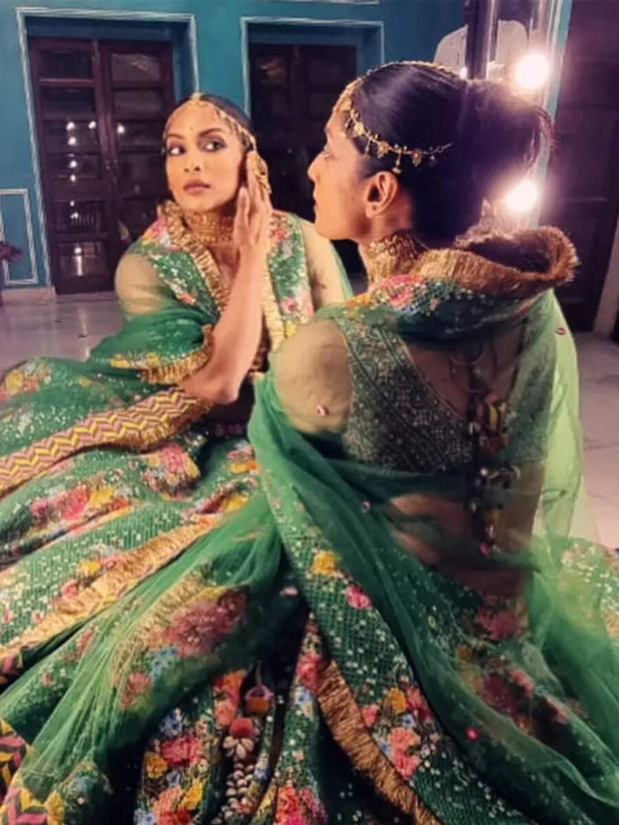 Sriya Reddy radiates elegance in classic ethnic attire | Times of India