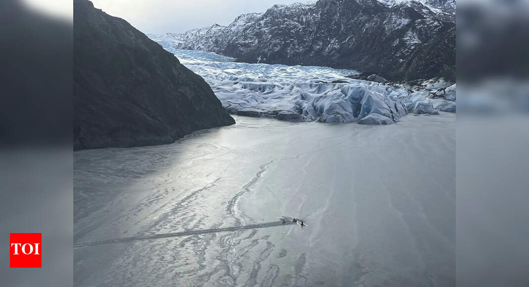 How did a pilot and 2 children survive the cold night in Alaska lake