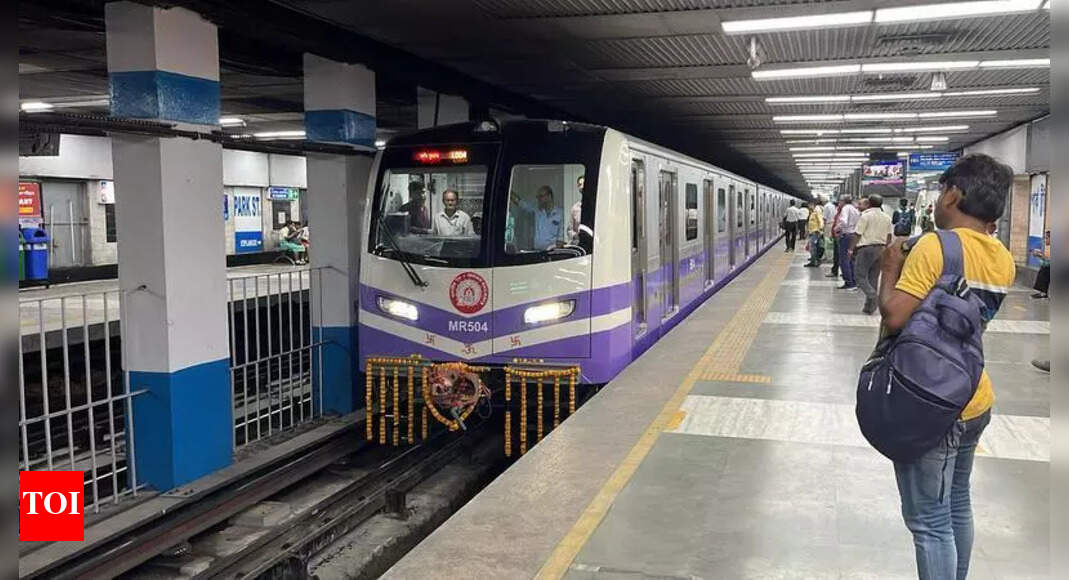 2 new Dalian rakes start metro ops | Kolkata News - The Times of India
