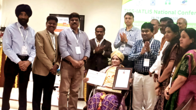 Prof. Shalini Lihitkar honoured as best woman teacher in library science by TISS-IATLIS in Mumbai