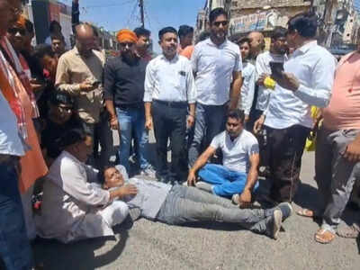 दमोह में भगवा झंडा हटाने पर बवाल, CMO के खिलाफ सड़क पर उतरे लोग
