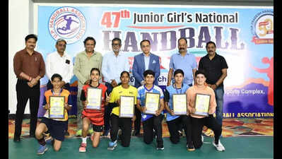 Hosts UP pip Maha to storm into final