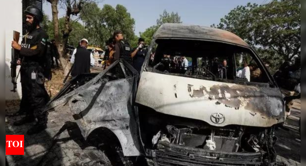 Nine injured as mini truck collides with pickup van in Pakistan
