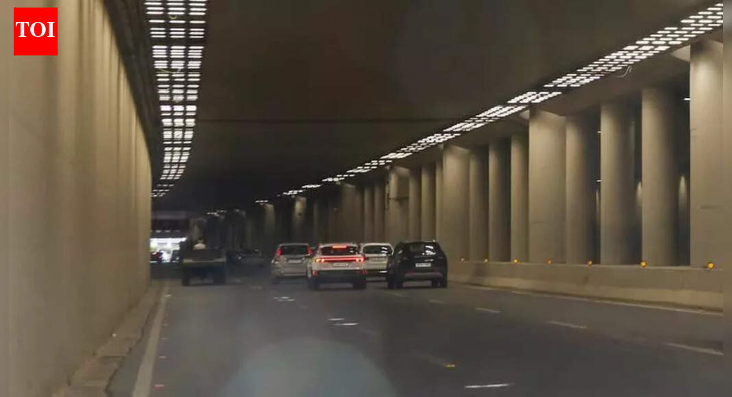 Auto overturns on Golf Course Road underpass, man dies | Gurgaon News ...