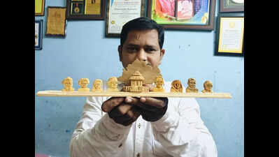 Miniature artist in Berhampur celebrates Odisha Divas with carvings of eminent Odia leaders