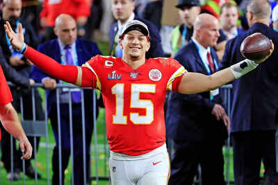 Patrick Mahomes receives heavy criticism after viral photo with Lionel Messi causes a stir among fans