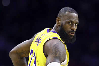 “My worst nightmare”: LeBron James’ cry in pain sparks intense reaction as he went down hard after collision with Jonathan Kuminga