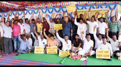 Mysuru liquor merchants protest