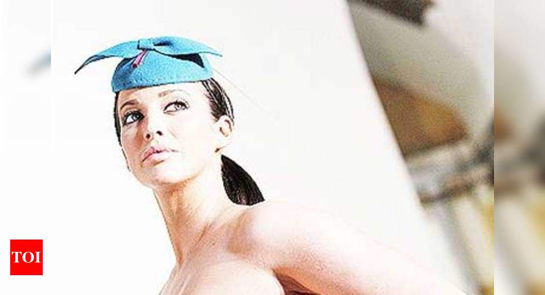 eksplicit Også Mania Pregnant model walks naked at London Fashion Week - Times of India
