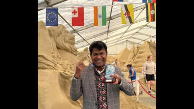 CM lauds Sudarsan for UK sand art award