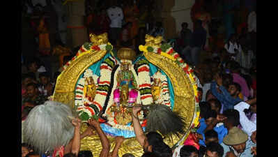 Thousands witness the overnight Vairamudi Brahmotsava, procession reaches Melukote