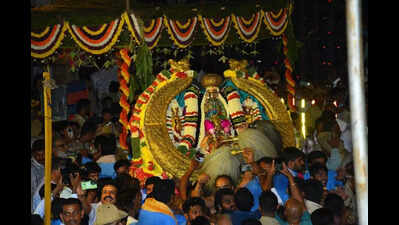 Thousands witness the overnight Vairamudi Brahmotsava, procession reaches Melukote