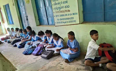Closure of classes 6 and 7 in school triggers protest - The Times of India