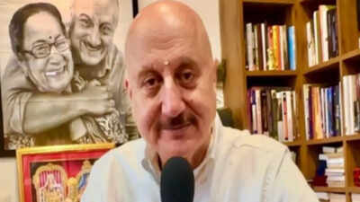 Anupam Kher offers prayers at Siddhivinayak Temple on occasion of Hanuman Jayanti