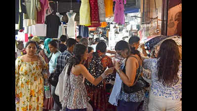 Rush at Chaitra Sale hubs on last Sun before Poila Baisakh