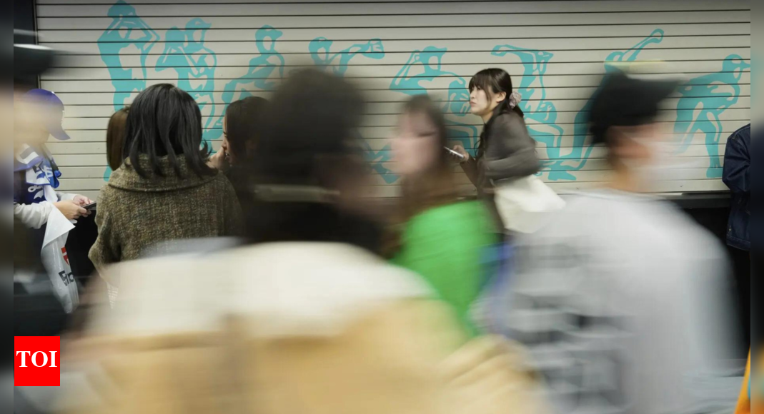 Record fall in Japanese nationals as population declines