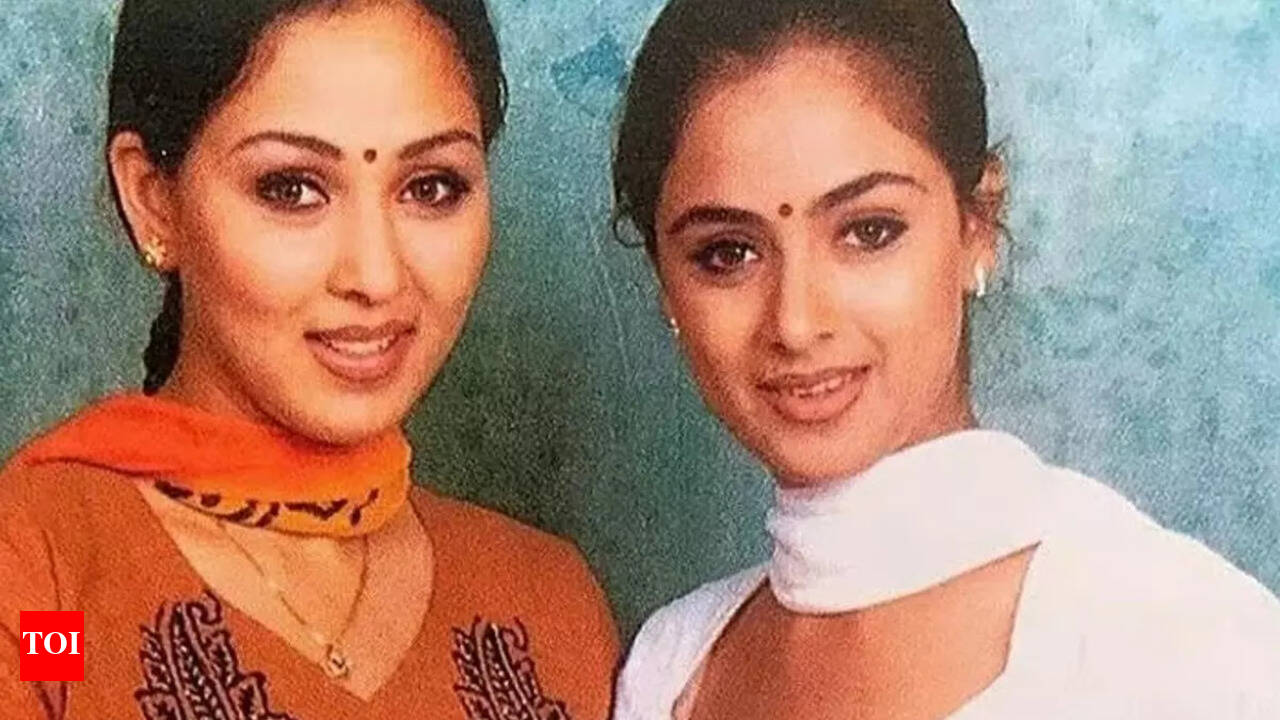 Simran pays heartfelt tribute to late sister Monal on her 23rd death  anniversary - The Times of India