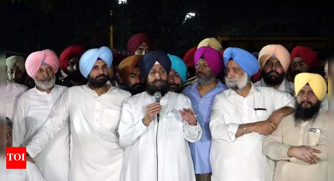 Congress unites behind Partap Singh Bajwa as police grill him; top ...