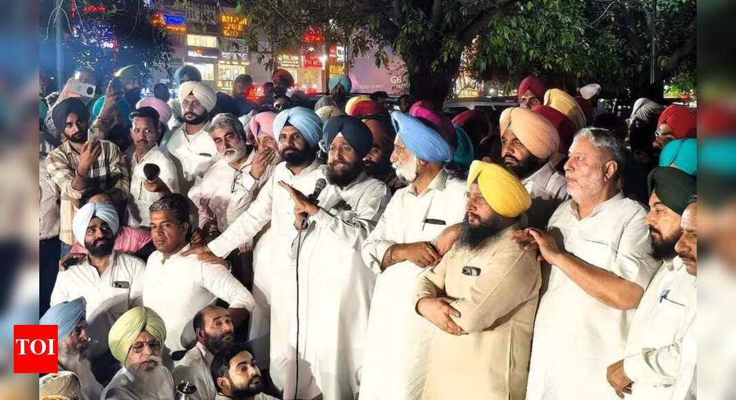 ‘50 bombs’ row: Punjab LOP Partap Singh Bajwa reaches police station at ...