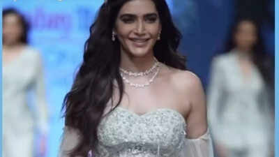 Karishma Tanna reacts to trolls body-shaming her fashion show look ...