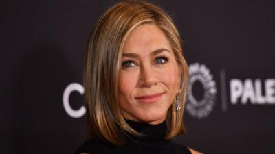 jennifer aniston recalls completely nude encounter with fans ...