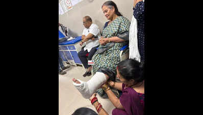 Mayor suffers leg fracture after tripping at Para event