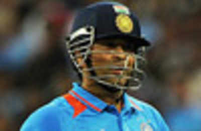 Dhoni lashes out at Lee, says no business to obstruct Sachin