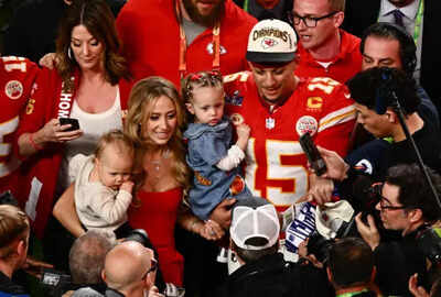 Patrick Mahomes’ wife, Brittany Mahomes, glows in pink as she celebrates Easter with family