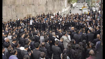 Traffic disrupted in Shimla as Himachal Pradesh high court lawyers protest against police highhandedness; cop suspended