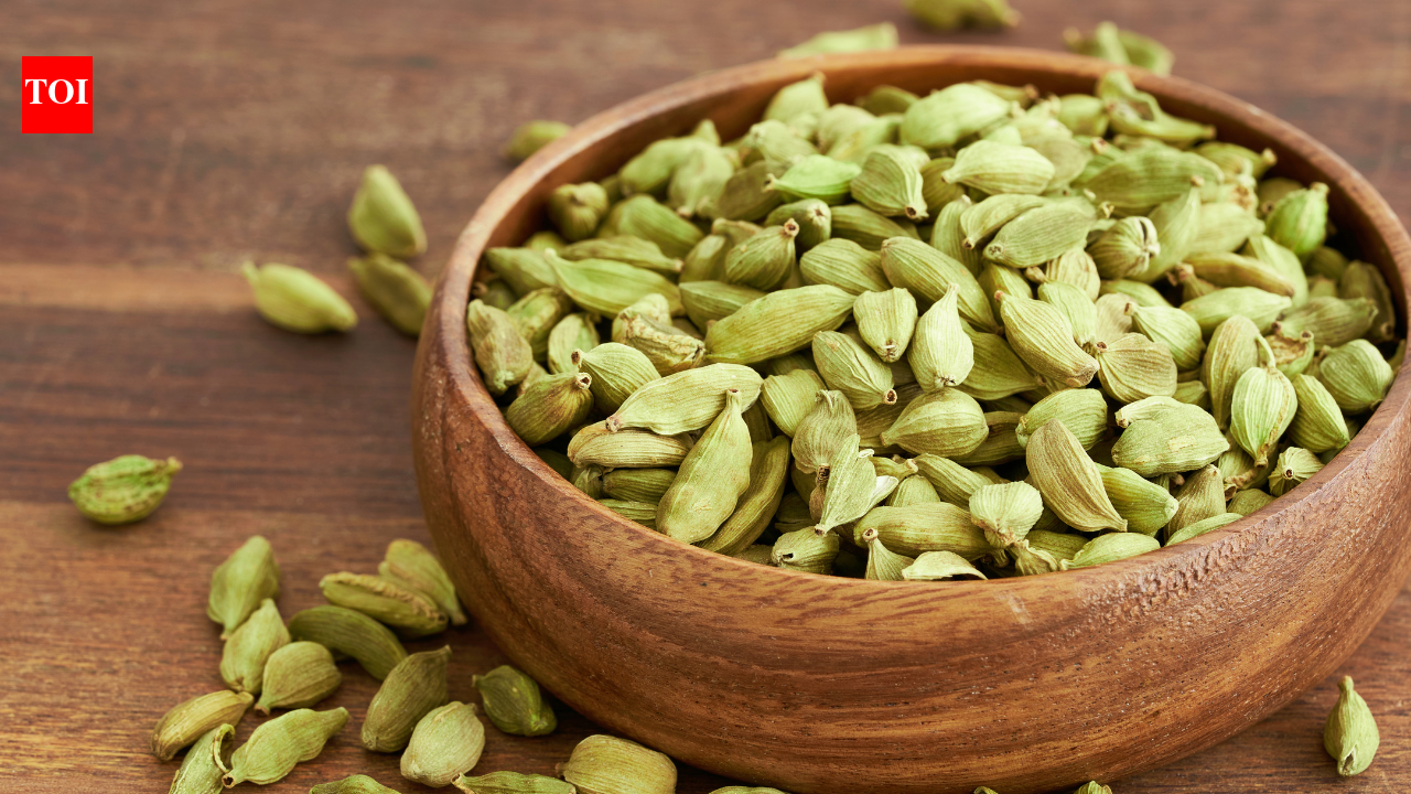 10 benefits of eating one cardamom after dinner regularly