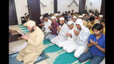 Imam of Eidgah leads prayer for peace, justice for terror victims