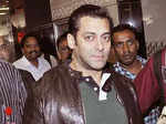 'Veer' maker takes Salman Khan to court