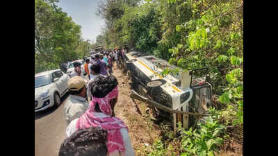 Speeding bus crashes near Bhiwapur, 41 injured