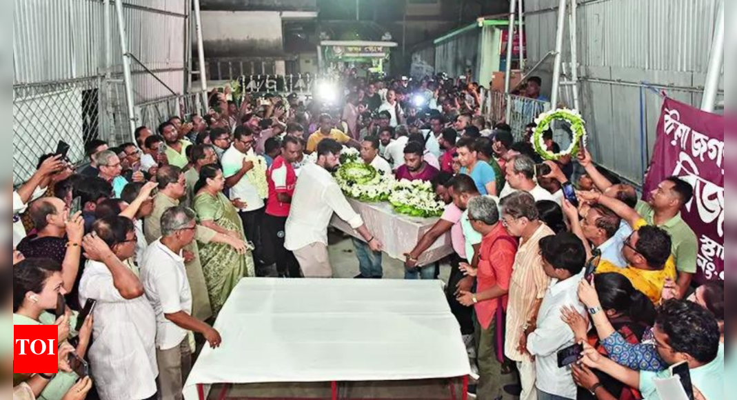 पहगम दहशतवादी हल्ला: कोलकाता माणसाने त्याच्या प्रिय दुर्गा मंडपला शेवटचा निरोप घेतला पहगम दहशतवादी हल्ला: कोलकाता माणसाने त्याच्या प्रिय दुर्गा मंडपला शेवटचा निरोप घेतला