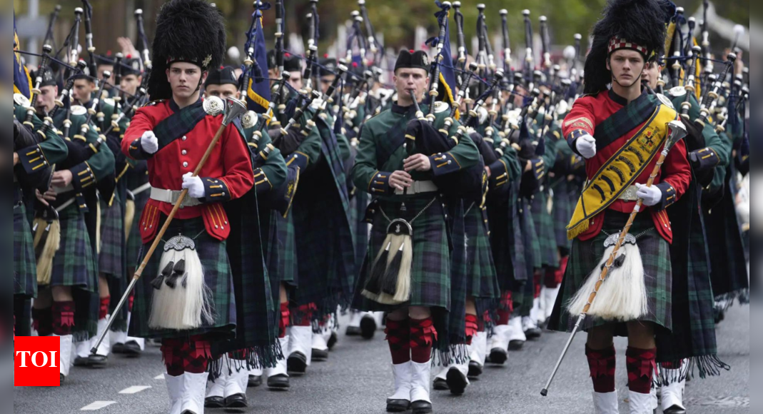 Australians and New Zealanders commemorate war dead on Anzac Day
