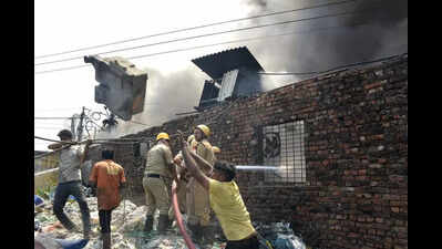 Fire breaks out at Dhapa godown, power snapped