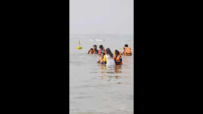 Visually impaired students experience the sea for the first time