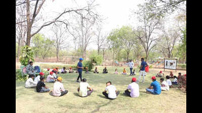 At safari camp, students get acquainted with nature
