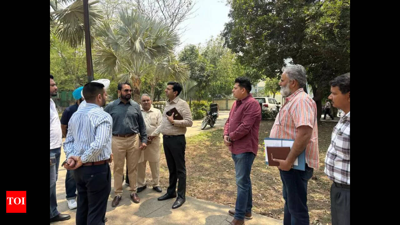 Mayor visits Mohali Ph-9 as water crisis worsens | Chandigarh News - The  Times of India