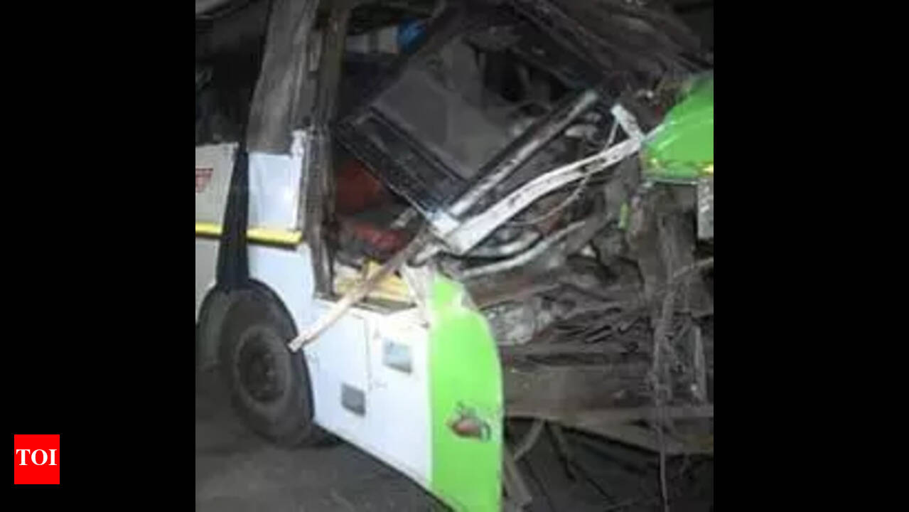 Two people killed, 22 others injured in bus-truck collision | Kanpur News -  The Times of India
