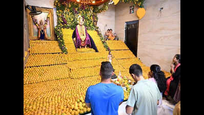 Modest price drop helps gold sales on Akshay Tritiya; CM moves into Varsha