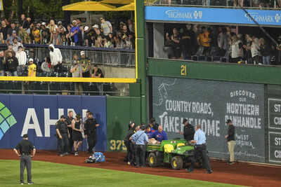  Fan falls from 21-foot Clemente Wall mid-game in Pittsburgh, players halt play to call for help